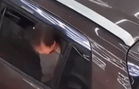 这妈简直太粗心了！
女子在车库停好车以后，关闭后座窗户时，女儿伸出头时被窗户夹住