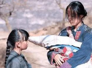 “有一个女孩很坚强，柔弱的肩扛起生活的梁；一根扁担两个筐，装满了过去和远方。”这
