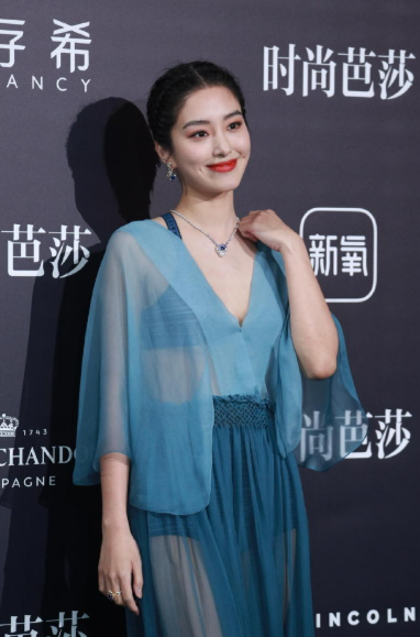 酒窝女孩杨采钰 ​​​，看起来好温柔