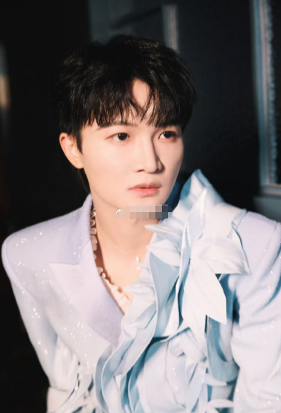 希望雪能一直下，这样就能一直听到周深的新歌了。他的音乐总能用最温柔的方式接住季节