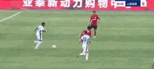 中超联赛第17轮，长春亚泰vs上海海港的比赛进行到第28分钟，维塔尔中场传球给左