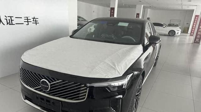 换装XC90同款前脸+同款内饰，新款沃尔沃S90实车到店，卖多少合适