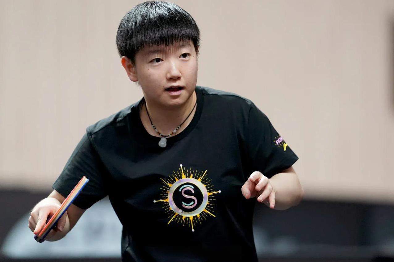 2025横滨冠军赛，
国乒队员赛前训练英姿，
一群帅男靓女，五彩缤纷，
训练虽苦
