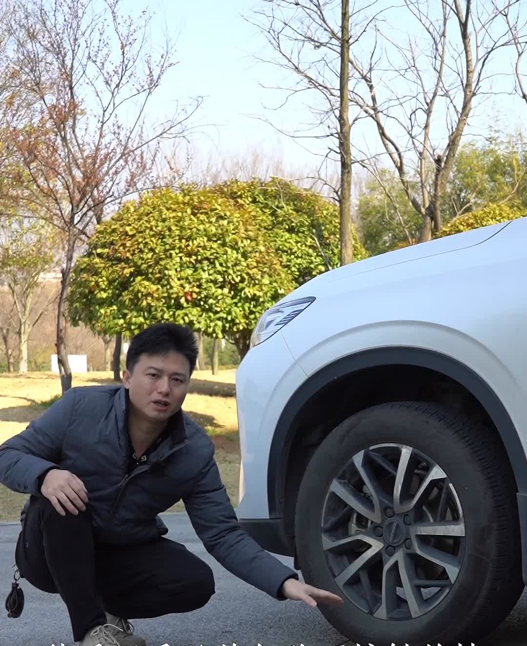 通过看胎花来判断胎压。
很多车子没有胎压显示，现在教你如何通过看轮胎一眼就能分