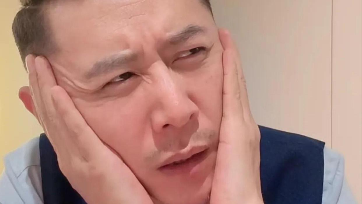 45岁网红大冰现身云南度假！戴贝雷帽配长筒皮靴似英国绅士，酷帅十足