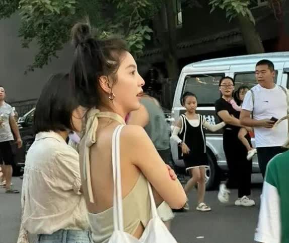 章若楠太勇了，

出门居然不穿内衣！

我真没觉得她颜值有多高，

