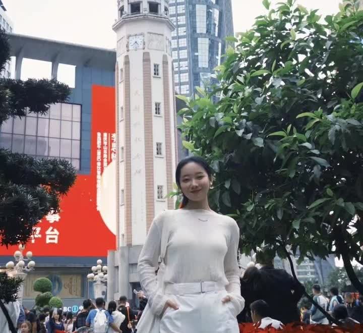 看了网友们的评论才知道，被蛇咬伤后，第一，要找到是什么蛇，抓到或拍照。第二，打1