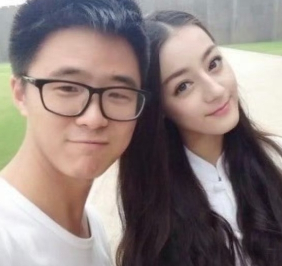 迪丽热巴当书模时期，和摄影师的合照被人考古出来了。

实话说，果然，一个人能红是