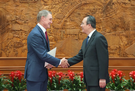 美国新任驻华大使庞德伟 5 月 16 日发文说：“今天，我向中国外交部部长助理洪