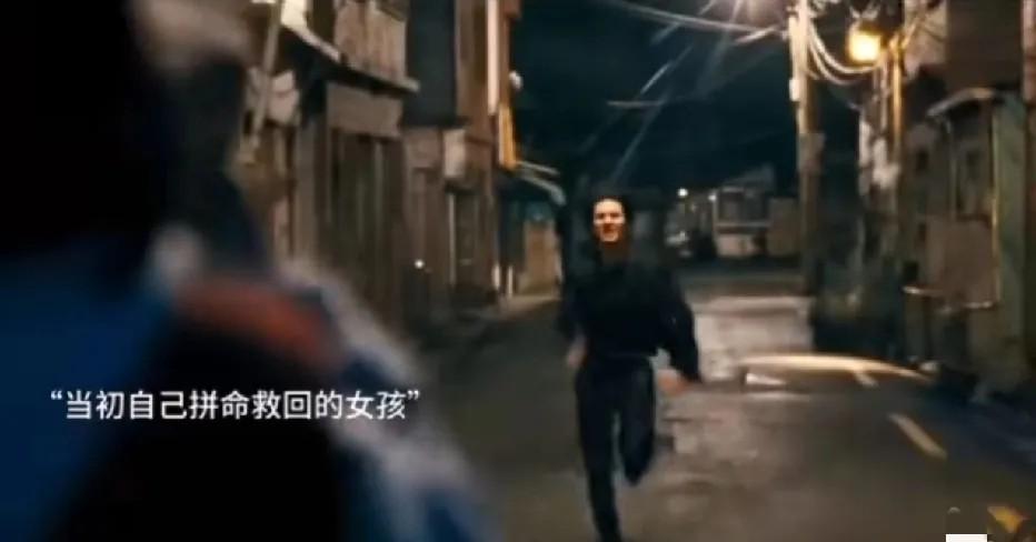 元彬站在灵堂里,摘下墨镜,指尖轻抚金赛纶的遗像,眼泪不自觉地流下来,他想起了15