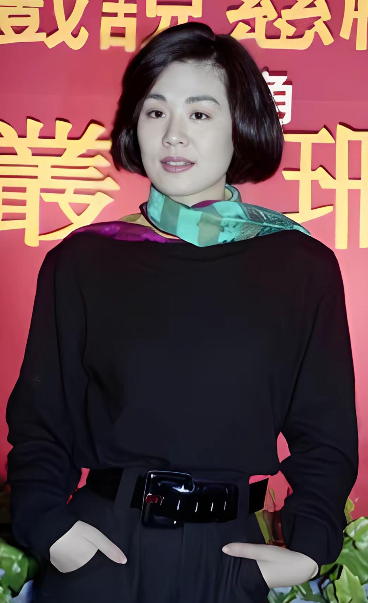 #明星#
她是八十年代中国影坛，最为耀眼的“五朵金花”之一。其相貌出众，气质如兰
