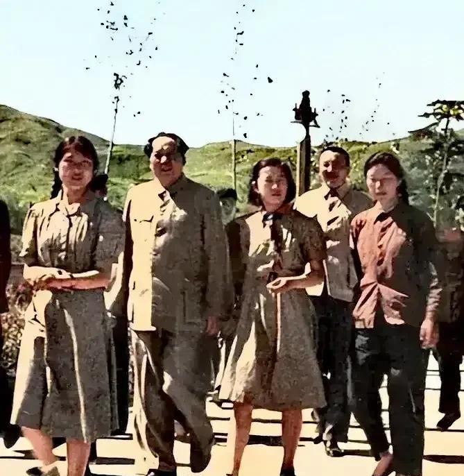 #迎端午粽香纳福#
一九五三年七月，伟大领袖毛主席在百忙中领着女儿李敏(左一)、