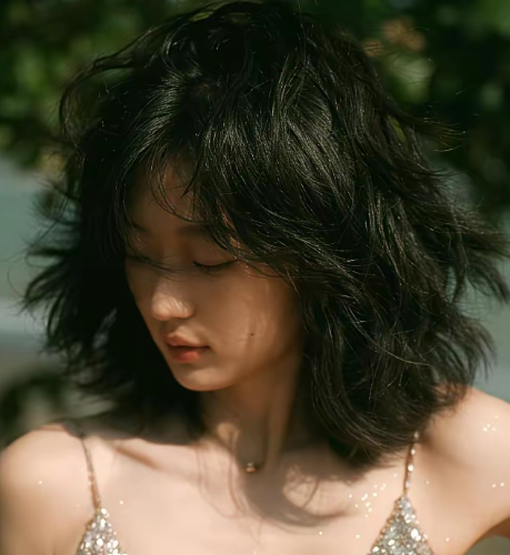 孙千： 最近刷屏的《大生意人》里头那双大长腿一露立马把全场目光都勾走了！

17