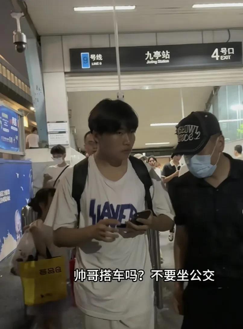 上大学的儿子暑假没回来，直接去做了暑假工。
今天是第十天了，爸爸妈妈准备去看看儿