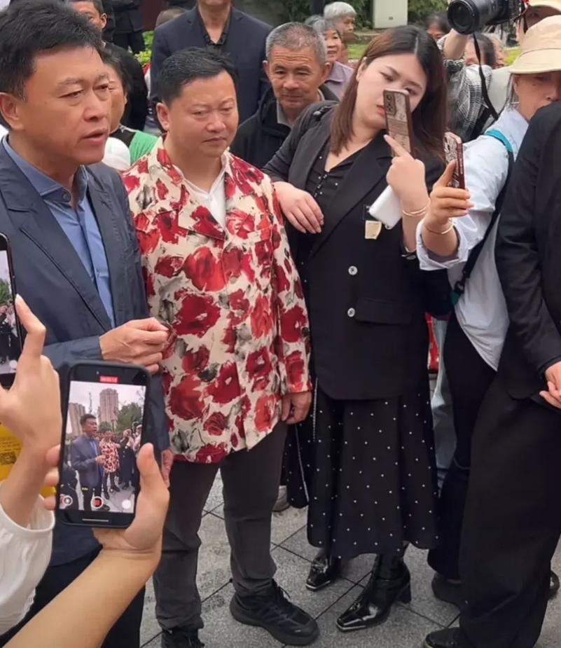 卤鹅哥最新消息：上海车展卤鹅哥已经回到了家乡，今天开了直播！对于车展上争议似乎已