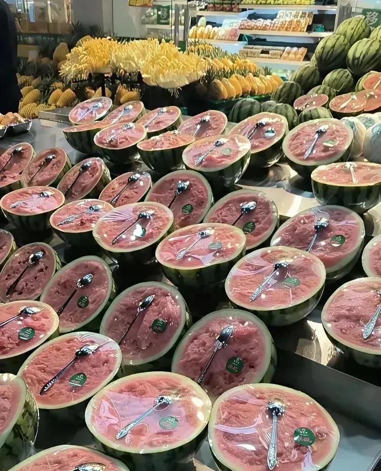 这老板是个生意人，懂得顾客的需求，这样卖西瓜能不能赚钱我不知道，但是勺子厂肯定是