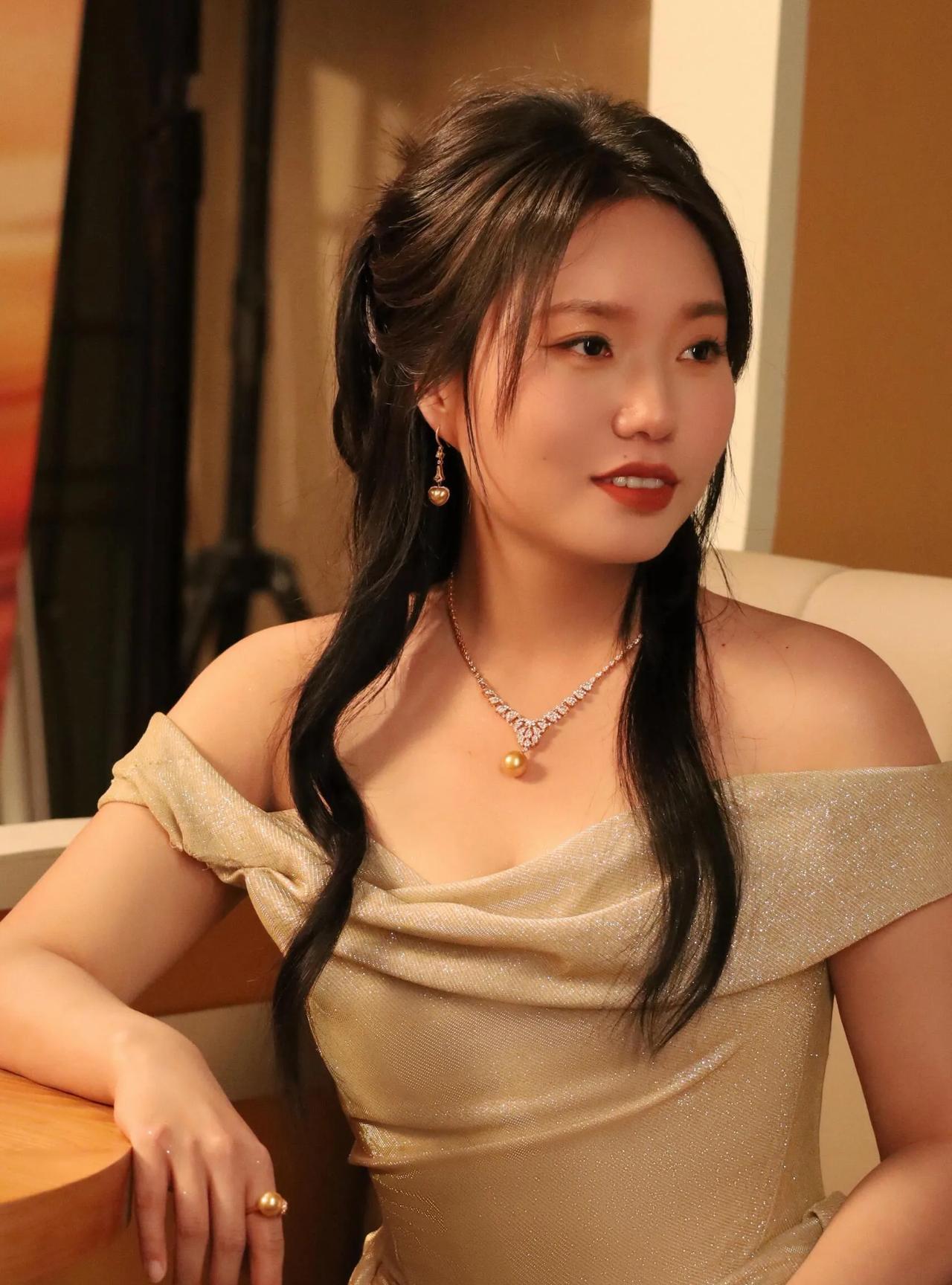 李雪琴风波现身，美出新高度，红气养人具象化了。
本来姓谢的以为这次能把对方拖下水