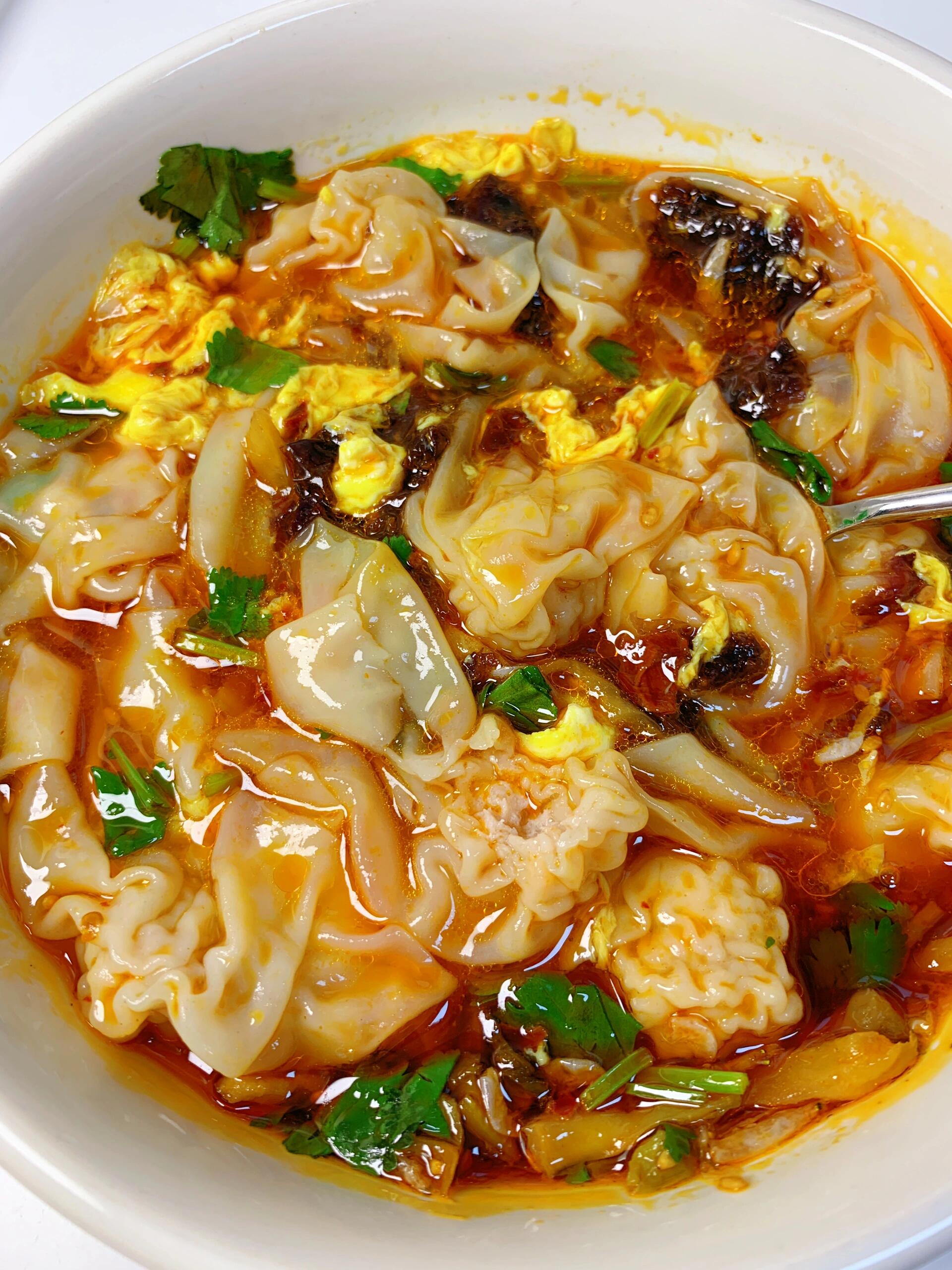 早餐超喜欢吃热乎乎的馄饨
汤底很鲜很绝，每次都是把汤喝干净，一口一个薄皮小馄饨，