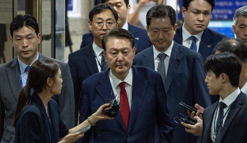 21日下午，韩国前总统尹锡悦在被拘捕期间发表声明，称特检组的调查是“不公正的压迫