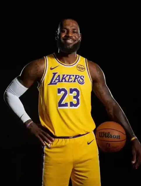 理性讨论，詹姆斯现在是划水还是真的老了？
詹姆斯今年的表现不如去年的一半，是真的