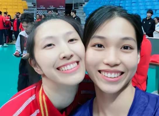 中国女排VS法国女排
今天下午六点
首发名单预测
主攻：吴梦洁、庄宇珊
副攻：王