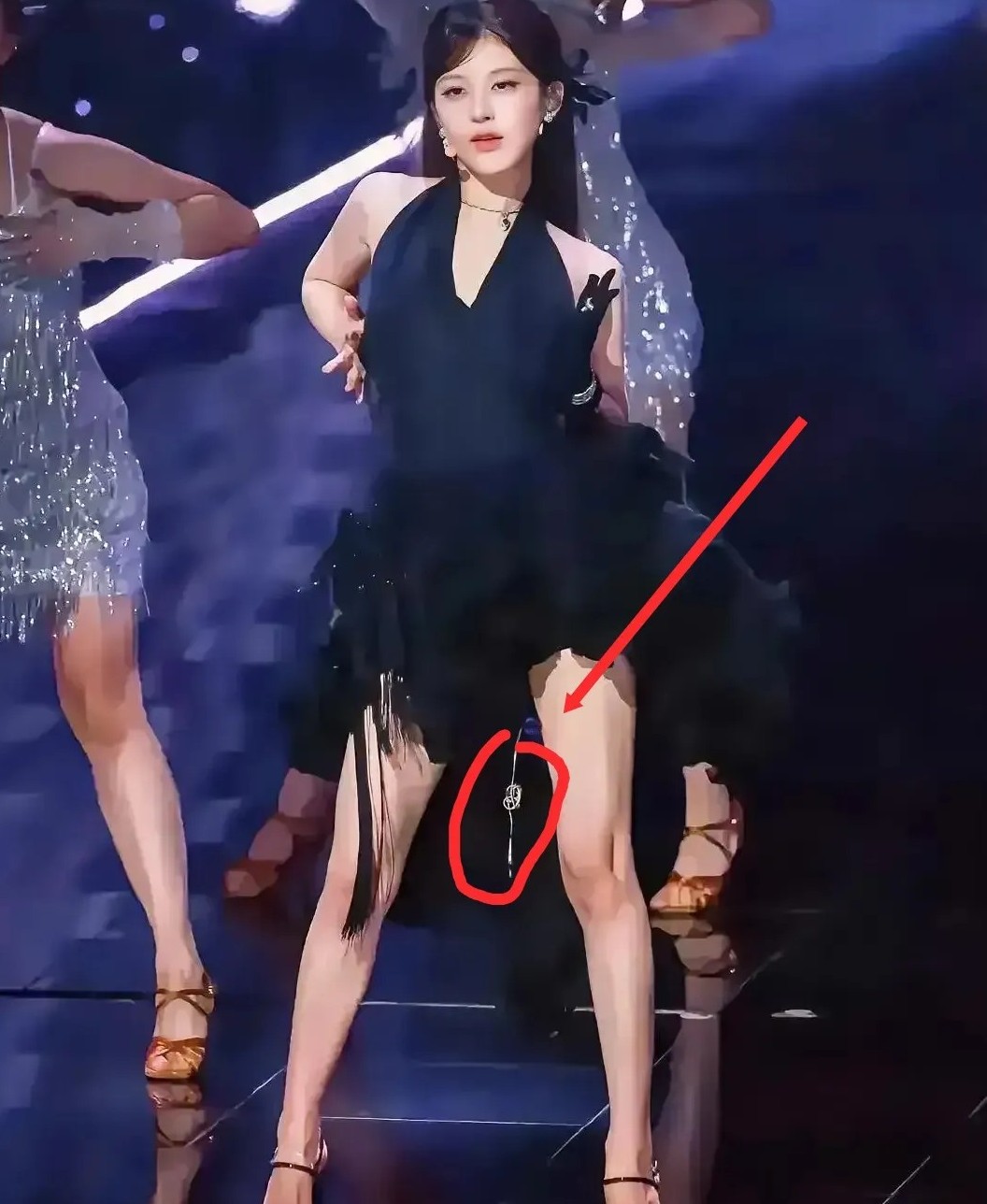 赵露思估计还真不是装的，

我发现她真的生病了，

你仔细看她表演的时候