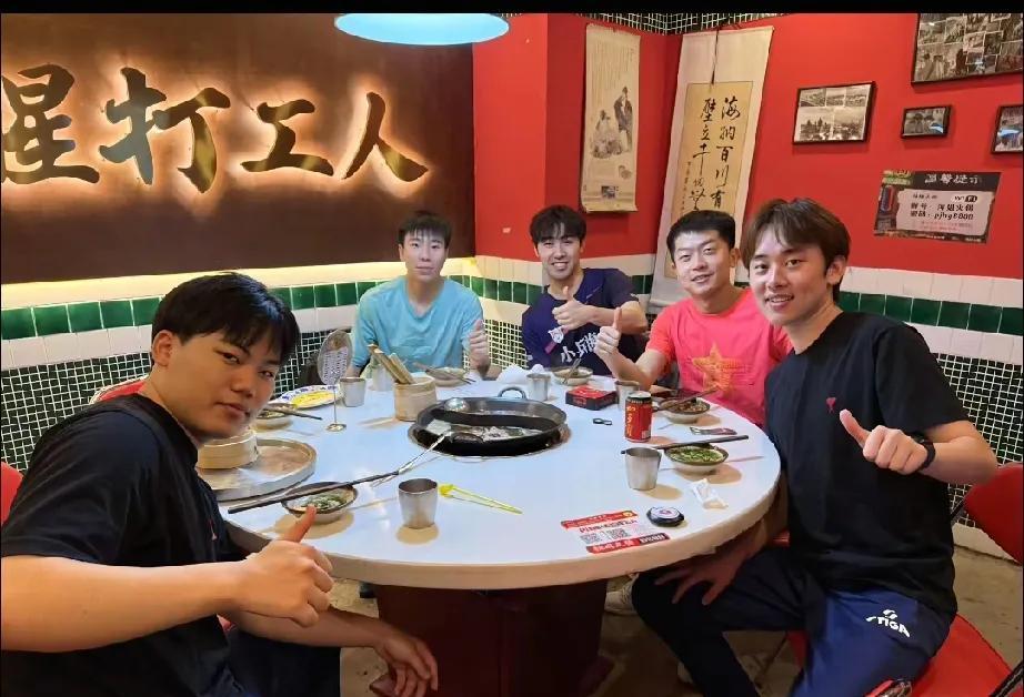 完了完了少爷在乒超的生活，
有球迷直播时把少爷喝饮料的切片翻译成日文字幕，
他爸