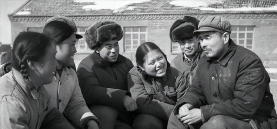 1978年，上海知青李明为了返城，狠心和农村妻子提出离婚，他走那天妻子跪地哀求：