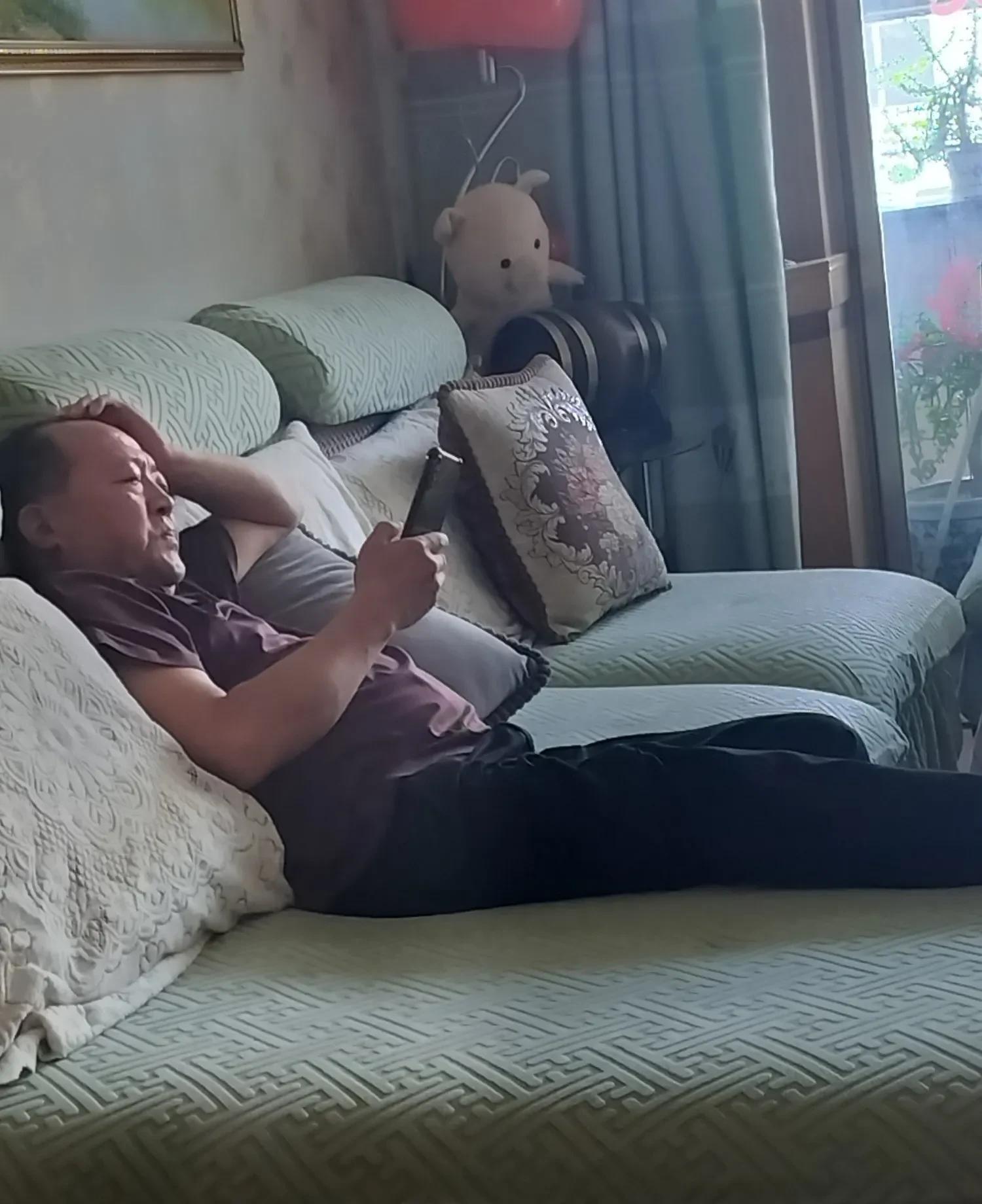 夫妻啊，就凑合过吧，凑合是对家庭的一种坚守。  



这句老话，如今成了我生活