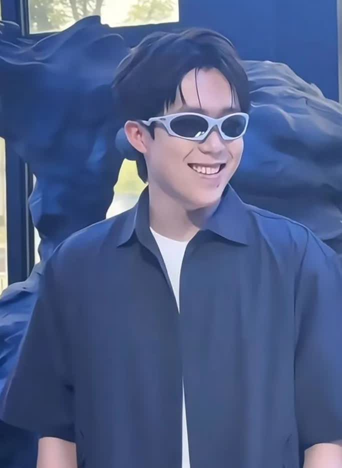 王晨策陪着楚钦参加活动。
乒超厦门站的比赛结束后，就没有看到王楚钦的消息了，今