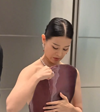 幸好胡杏儿往衣服里塞了纸，她自己都觉得穿这个衣服尴尬