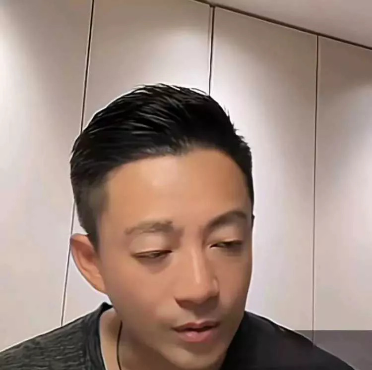 汪小菲霸气护娃











我的天哪！汪小菲这是怎么了？深夜直播突然这