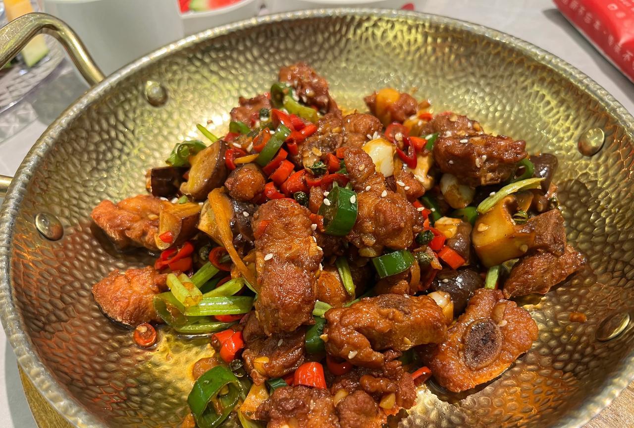这盘菜52块钱，就这么一小盘，叫生炒香味排骨。
我本来真的很想吐槽的，这分量真的