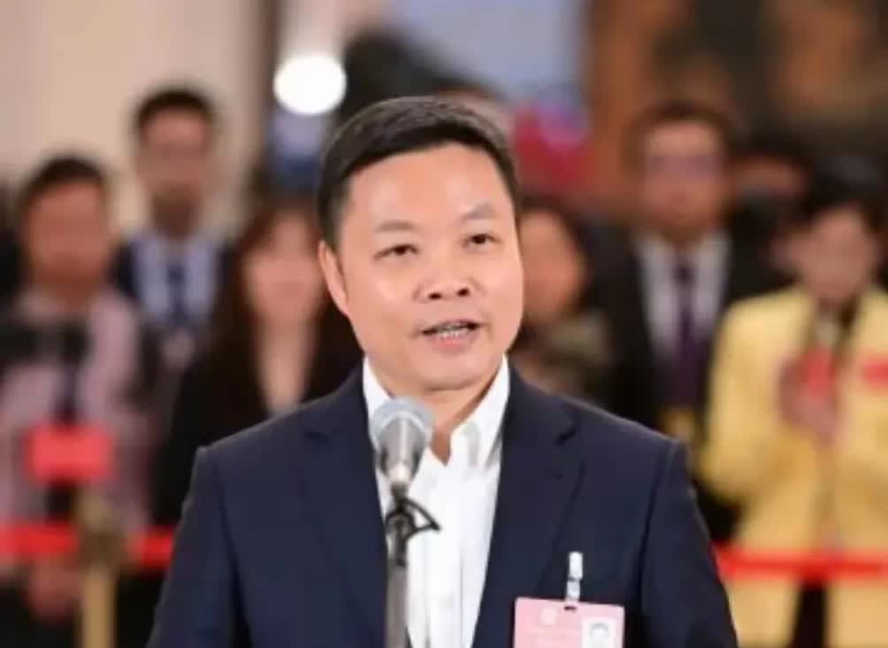 这次不是蔚来李斌掀桌子！
而是小鹏汽车何小鹏掀桌子了！全系标配图灵Ai智能驾驶