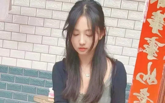 老人将8套房分给两个儿子后被赶出家门，反手却将小女儿告上法庭：她不养我