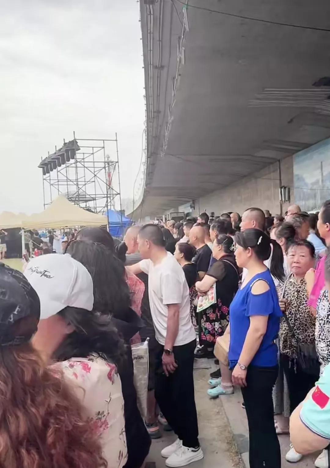 董宇辉绵阳站，彩排还未开始，看看这人潮，一眼望不到头，竟来了这么多人，现场传来三