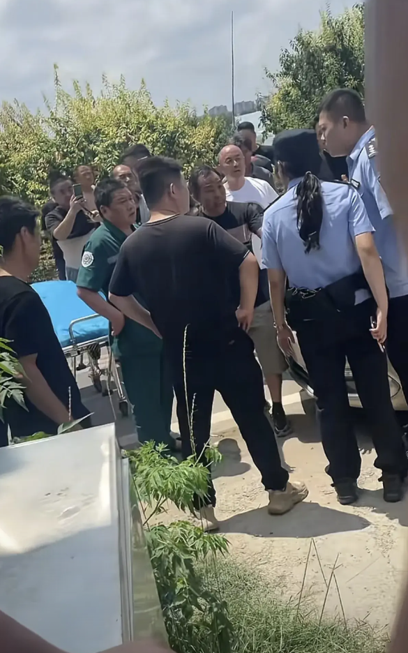 菏泽新娘结婚现场四次加码索钱！高速逼停、家门口涨价，男方崩溃退酒店  
 
婚礼