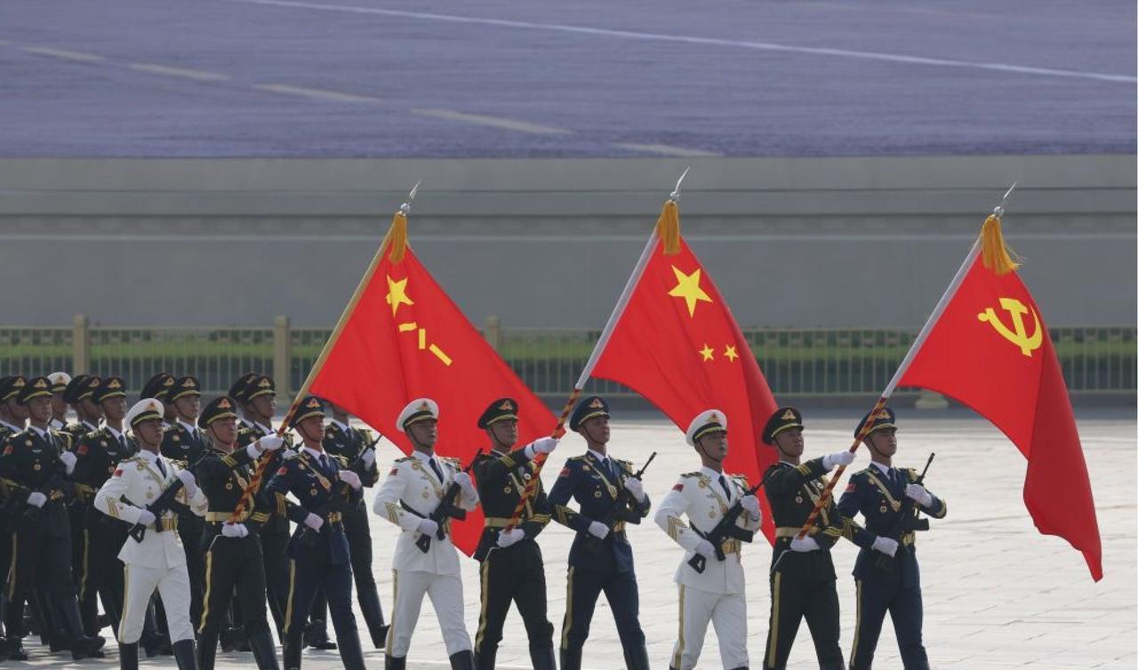 #看九三阅兵你最大的感受是什么#祖国强大的底气，正是这三面红旗。新华社出图。