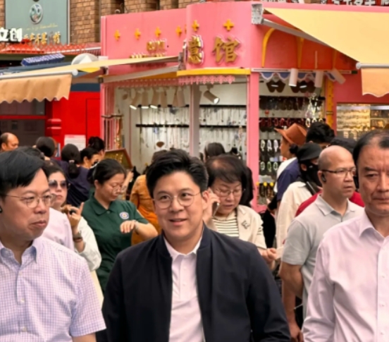 十块塑料袋，把霍启刚送上热搜第一

不是豪门排场，是夜市砍价那股子认真劲

7月