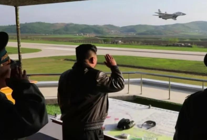 金正恩指导空军防空实战演练！
5月15日，朝鲜最高领导人金正恩，亲临人民军近卫第