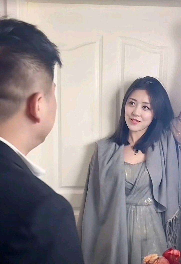 这个伴娘，咬嘴唇是什么意思？