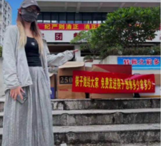 “干得漂亮。”2024年厦门一女生在学校食堂买两份饭后拿了 6 双筷子，没曾想却