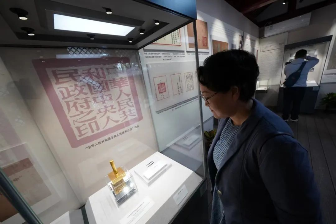 国印制作前，毛主席提出在印文中务必加“人民”二字！