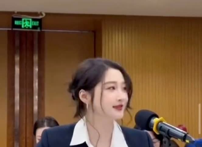 看来关晓彤最大的问题
不是头身比例，也不是形象气质
而是

没有找到合适
