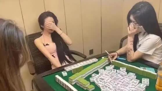 一已婚女子和男牌友去打麻将，凌晨2点，两名牌友走了之后，说“累了”想留宿在男牌友