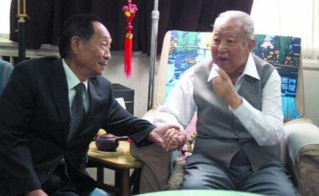 2006年，袁隆平到北京出差时，特意去看了身体欠佳的华国锋，当时华国锋不太愿见客