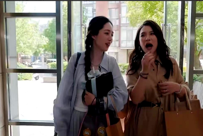看到郭碧婷那个采访片段真给我整笑了！

谢依霖问她是不是经济自由了，结果人家张口