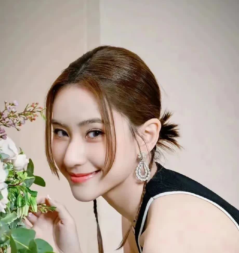 实际上两个人已经矛盾很深了。窦骁花光积蓄办了婚礼，没想到，人家防他防的死死的，婚