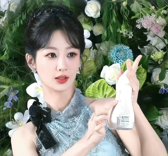 9月2日，杨紫今晚妥妥的精致小公举！
感觉她今天的状态有点像成毅，都是在剧组待久