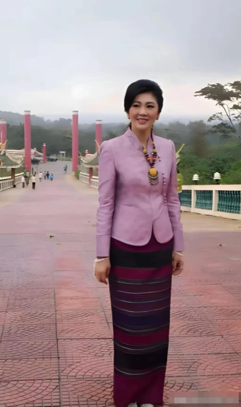 她美得惊为天人，让人惊艳的是从不露胸露背的她，有着温婉的长相，极具古典的美，样貌
